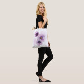 watercolor paarse bloem  tote bag (Op model)