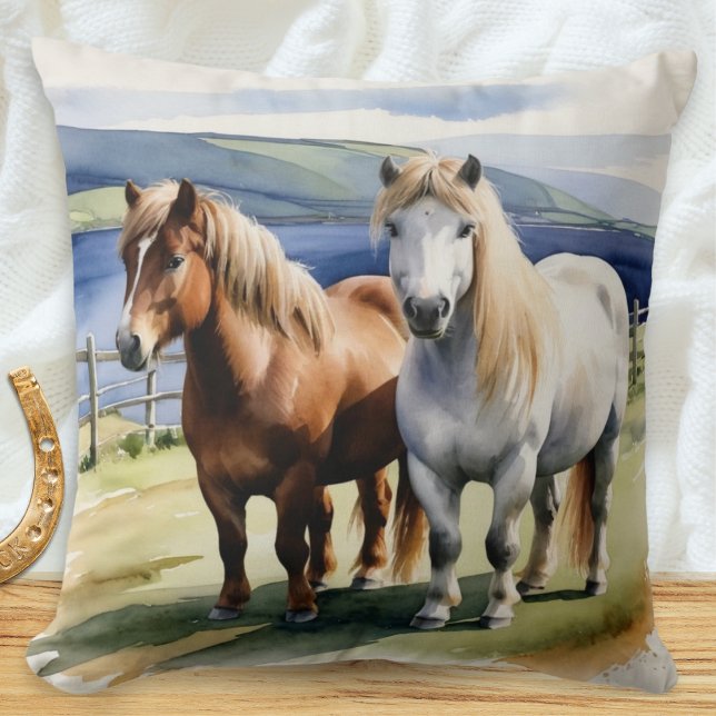Watercolor Shetland pony geïllustreerd Kussen (A throw pillow with illustration of two Shetland ponies in a field in a watercolor style)