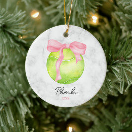 Watercolor tennisbal met preppy roze coquette stri keramisch ornament