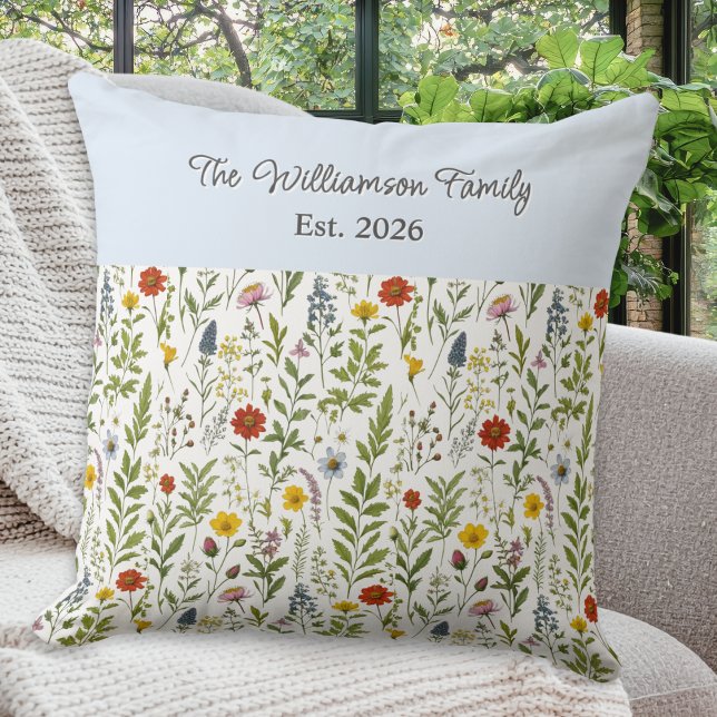Watercolor Wildflowers Pattern Personalized Kussen (A personalized throw pillow with pattern of colorful wildflowers in a watercolor style)