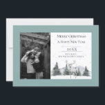 Watercolor Winter Rendieren | Teal Foto Feestdagenkaart<br><div class="desc">Stuur hartelijke kerstwensen met deze prachtig vervaardigde kerstkaart met de foto Teal Watercolor Winter Reindeer. Met een serene scène van besneeuwde pijnbomen, vallende sneeuw en een gracieus wit rendier brengt dit ontwerp de stille magie van het seizoen tot leven. Jouw favoriete familiefoto is het hart van de kaart, gekoppeld aan...</div>
