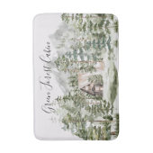 Watercolorhuisje in het groene dennenbos badmat (Voorkant Verticaal)