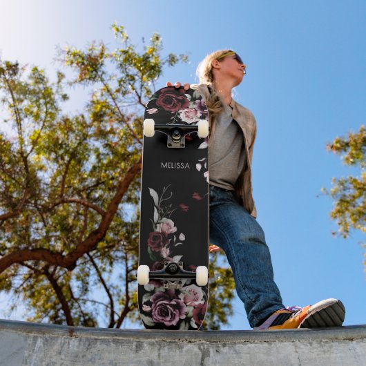 Watercolorrozen Zwarte Achtergrond Persoonlijk Skateboard (Buiten 1)