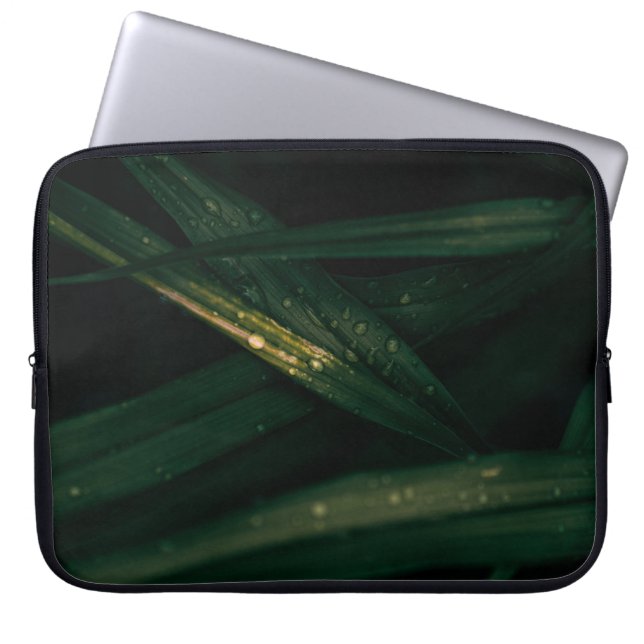 WATERDROPEN OP GROENE LEZEN LAPTOP SLEEVE (Voorkant)