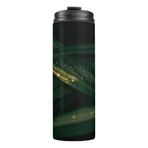 WATERDROPEN OP GROENE LEZEN THERMOSBEKER