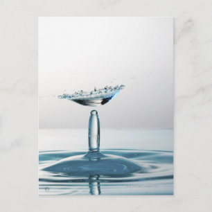 Waterdruppels die botsen met een paraplu briefkaart