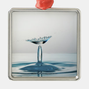 Waterdruppels die botsen met een paraplu metalen ornament