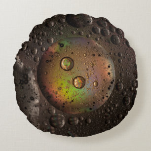 Waterdruppels op een glazen plaat rond kussen