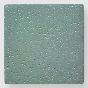 Waterdruppels op een groene achtergrond stenen onderzetter