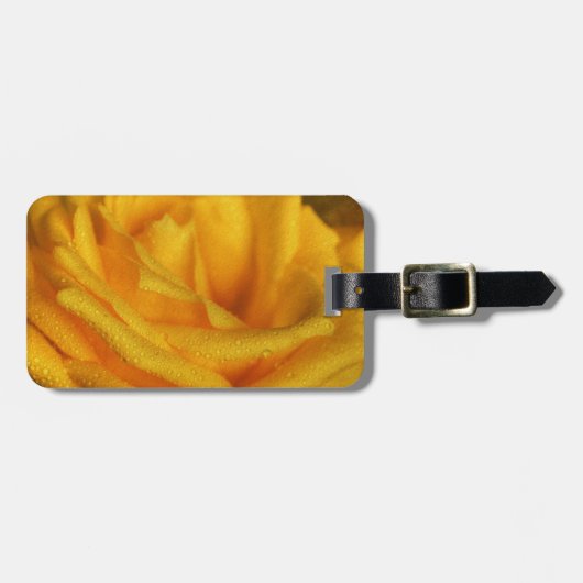 Waterdruppels op elegante gele roos bagagelabel (Voorkant horizontaal)