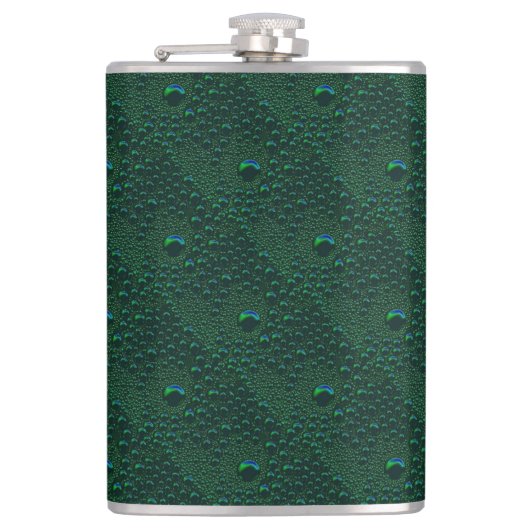 Waterdruppels op groen metaal heupfles (Voorkant)