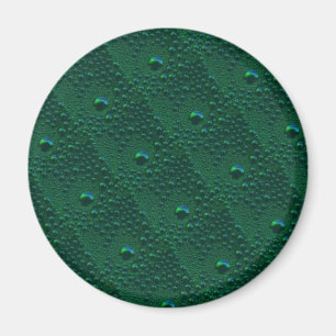 Waterdruppels op groen metaal magneet