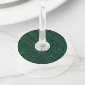 Waterdruppels op groen metaal wijnglaslabel (Dichtbij)