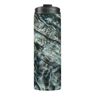 Waterdruppels op het waterlichaam thermosbeker