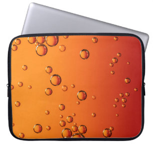 Waterdruppels op oranje oppervlak laptop sleeve