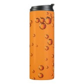 Waterdruppels op oranje oppervlak thermosbeker (Gedraaid links)