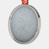 Waterdruppels op ramen, achtergrond met regenachte metalen ornament (Links)