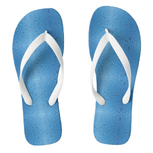 Waterdruppels tegen blauwe lucht teenslippers