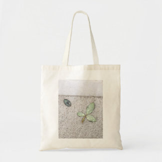 Waterdruppeltjes op bladfotografie tote bag