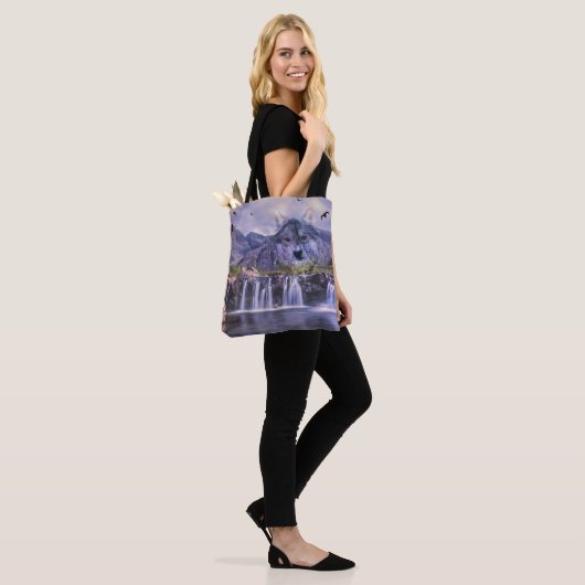 Waterfall Wolf Mountain over druk Tote Bag (Op model)