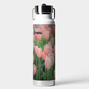 Waterflesje met geverfde roze tulpen waterfles