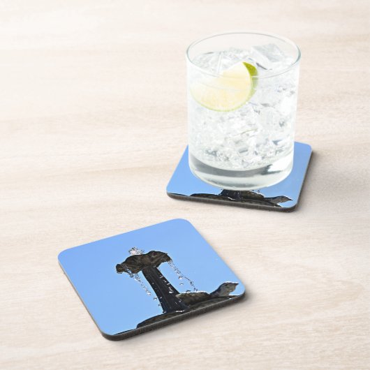 Waterfontein tot aan de hemel met waterdruppeltjes bier onderzetter (Rechterzijde)