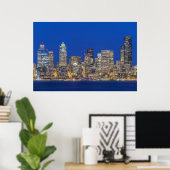 Waterfront en downtown skyline bij schemering poster (Thuiskantoor)