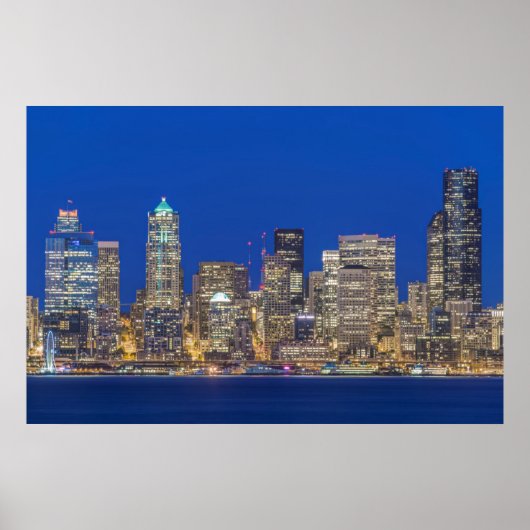 Waterfront en downtown skyline bij schemering poster (Voorkant)