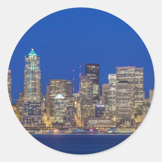 Waterfront en downtown skyline bij schemering ronde sticker (Voorkant)