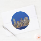 Waterfront en downtown skyline bij schemering ronde sticker (Envelop)