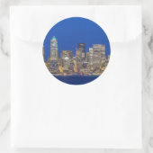 Waterfront en downtown skyline bij schemering ronde sticker (Tas)