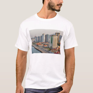 Waterfront met de stad Yantai skyline, Shandong T-shirt