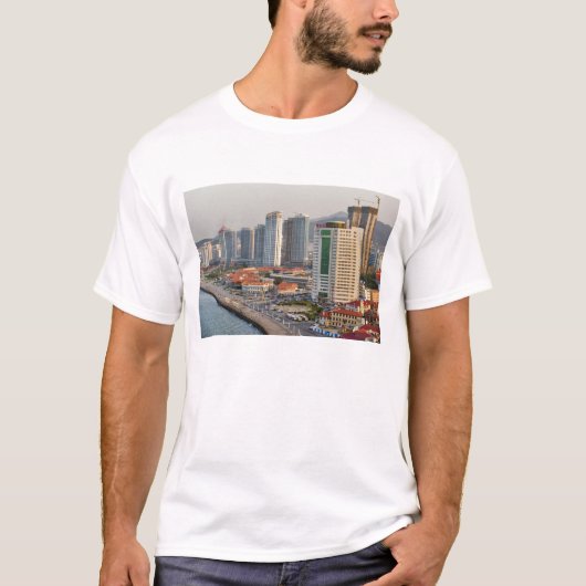 Waterfront met de stad Yantai skyline, Shandong T-shirt (Voorkant)