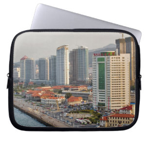 Waterfront met stadsbeeld van Yantai, Shandong Laptop Sleeve