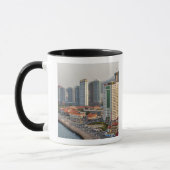 Waterfront met stadsbeeld van Yantai, Shandong Mok (Links)