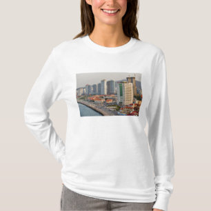 Waterfront met stadsbeeld van Yantai, Shandong T-shirt