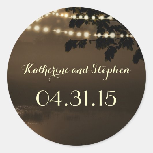 Waterfront Rustieke String Lights Bomen Bruiloft Ronde Sticker (Voorkant)