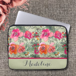 waterkleurbloemen in Pinks en Greens Laptop Sleeve<br><div class="desc">waterkleurbloemen in knuppels en groene hoesjes voor laptops. Een prachtige mix van knuppels en groene waterkleurbloemen als achtergrond. Dit ontwerp kan op het gebied worden gepersonaliseerd door de tekst,  de kleur of het lettertype te wijzigen. Kies uw stijl van het hoesje van de daling onderaan doos.</div>