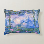 Waterlelies Decoratief Kussen<br><div class="desc">.Water Lilies is een serie van meer dan 200 olieschilderijen van de Franse impressionist Claude Monet. Dit schilderij,  voltooid in 1919,  heeft schaduwen van blauw en roze.</div>