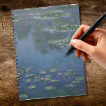 Waterlelies Monet 1906 Notitieboek<br><div class="desc">"Water Lilies" (1906) van Claude Monet maakt deel uit van de beroemde serie van de kunstenaar gewijd aan zijn watertuin in Giverny. In dit werk glinstert het oppervlak van de vijver met groene, blauwe en violette tinten, bezaaid met delicate bloesems die zachtjes over het water zweven. De impressionistische penseelstreken van...</div>