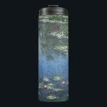 Waterlelies van Claude Monet, Oude Bloemen Thermosbeker<br><div class="desc">Waterlelies (1906) van Claude Monet is een antieke impressionistische fijne kunst landschappelijke bloemenschildering. Het is een van de vele variaties van waterlelieschilderijen die Monet schilderde in zijn bloementuin in Giverny, Frankrijk. Waterleliebloemen in een vijver in het voorjaar.</div>