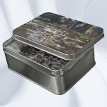 Waterlieten in Pond door Claude Monet,  kunst Puzzel<br><div class="desc">Waterlivons van Claude Monet is een kunstschilderij met een kunstschilderij met waterlappen in een vijver in de tuin van Monet in zijn huis in Giverny, Frankrijk. Wilde bomen hangen over het water en de Japanse voetbrug is op afstand. Een reeks van meer dan 250 waterlievige bloemschilderijen die Monet de laatste...</div>