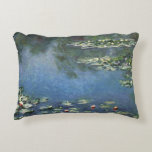 Waterlioenen van Claude Monet,  bloemen Decoratief Kussen<br><div class="desc">Water Lilies (1906) van Claude Monet is een impressionisme in het kunstlandschap schilderij. Het is een van de vele variaties van waterlelie schilderijen die Monet schilderde in zijn bloemtuin in Giverny, Frankrijk. Waterlelijke bloemen in een veerseizoen vijver. Over de kunstenaar: Claude Monet (1840-1926) was een oprichter van de Franse impressionistische...</div>