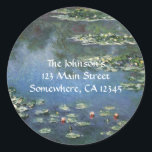 Waterlioenen van Claude Monet,  bloemen Ronde Sticker<br><div class="desc">Water Lilies (1906) van Claude Monet is een impressionisme in het kunstlandschap schilderij. Het is een van de vele variaties van waterlelie schilderijen die Monet schilderde in zijn bloemtuin in Giverny, Frankrijk. Waterlelijke bloemen in een veerseizoen vijver. Over de kunstenaar: Claude Monet (1840-1926) was een oprichter van de Franse impressionistische...</div>