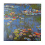 Waterlioenen van Claude Monet,  Natuur Kunst Tegeltje<br><div class="desc">Waterliezen van Claude Monet zijn een schilderij met een kunstschilderij van het impressionisme, met waterloperbloemen in een vijver in de tuin van Monet in zijn huis in Giverny, Frankrijk. Er drijven prachtige bloemen in het water en de reflectie van groene weepende wilgen. Claude Monet genoot van het schilderen "en plein...</div>