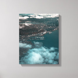 watermassa naast gebouwen overdag v canvas afdruk