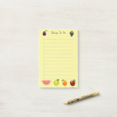 Watermeloen appel- en druiventeelt op geel papier post-it® notes (Op bureau)