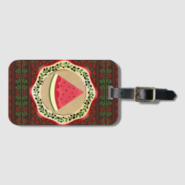 watermeloen op olijf bord met palestijnse tatreez bagagelabel