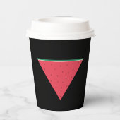 Watermeloen op omgekeerde rode driehoekweerstand papieren bekers (Achterkant)