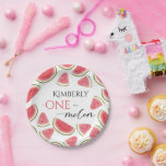 Watermeloen Verjaardag, Een in een meloen Verjaard Papieren Bordje<br><div class="desc">Maak uw feesttafel zo heerlijk als een plakje watermeloen met onze papieren borden "Watermelon Birthday" en "One in a Melon Birthday Party"! Deze charmante borden hebben een levendig watermeloenontwerp dat een pop kleur toevoegt aan uw feest. Perfect voor het serveren van al uw favoriete feestlekkernijen, van taart en koekjes tot...</div>